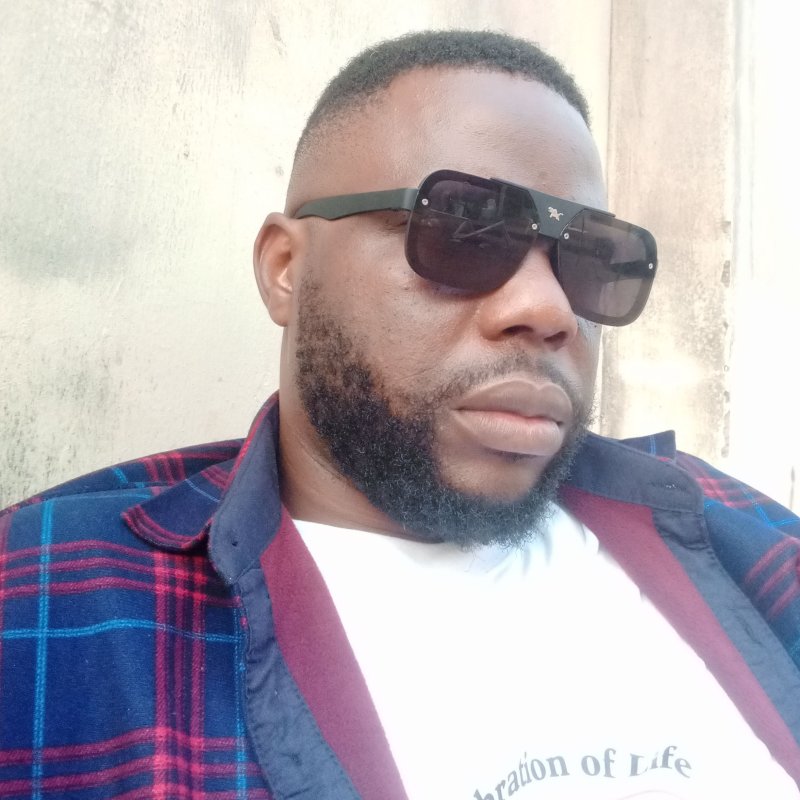 A public officer has come out severally to say that he's not a thief.

And up till today, not one se...