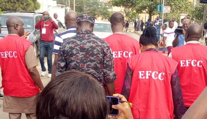 EFCC operatives detain suspects across FCT for vote buying, seize over N17 million cash.
Source: ht...