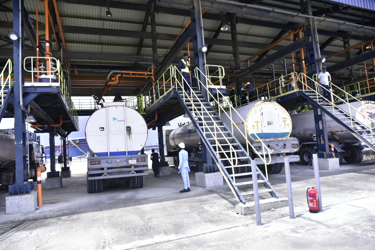Dangote Refinery hikes petrol ex-depot price to N1,175 per litre after global crude surge raises ref...
