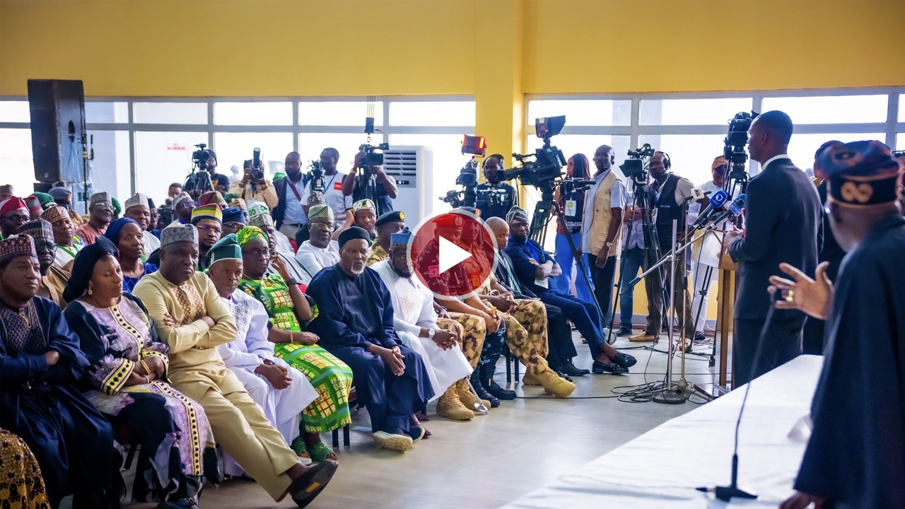 Tinubu pledges 5,000 AI camera deployment in Plateau, orders security chiefs to hunt attackers.
Sou...