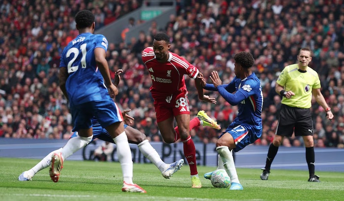Chelsea ended their six-match Premier League losing streak after battling Liverpool to a tense 1-1 d...