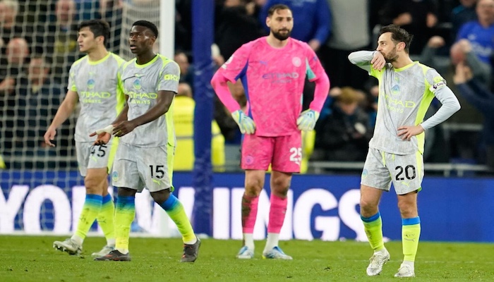 Jérémy Doku’s stoppage-time strike rescues City a point at Everton, leaving title race out of their...