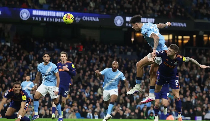Manchester City beat Crystal Palace 3-0 to stay within two points of Arsenal in the Premier League t...