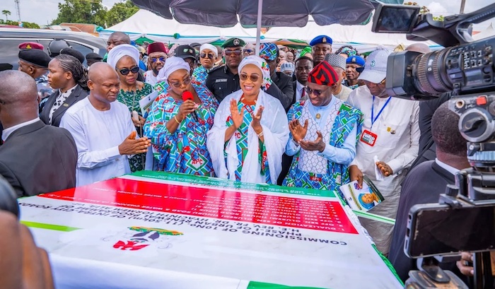 First Lady commissions roads and ICT centre in Benue, while empowering 1,000 women traders with gran...
