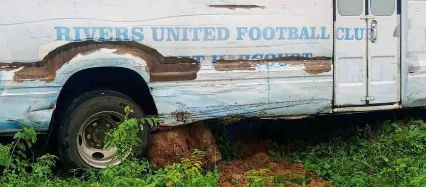 By Enitan Abdultawab
Players and officials of Rivers United escaped serious injury on Thursday afte...