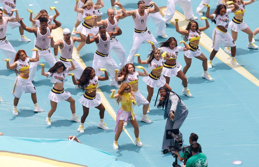 Global music stars Shakira and Burna Boy delivered a high-energy performance of “Dai Dai” during the...