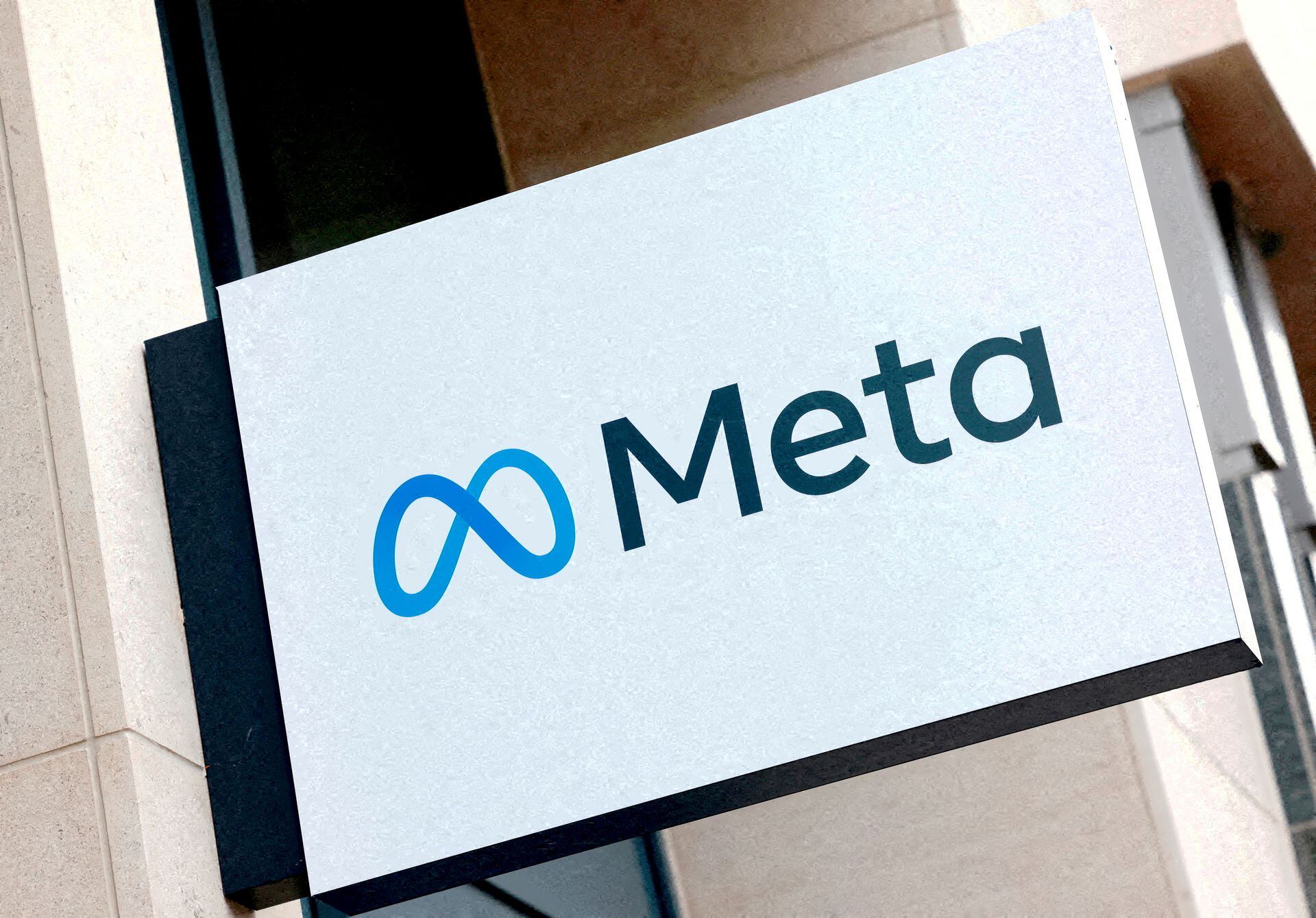 Meta has introduced AI Mode and editing tools on Facebook to enhance search, creativity and photo sh...