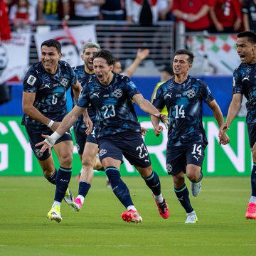 Ten-man Paraguay beat Turkey 1-0 at the World Cup on Friday, a result that kept their hopes alive an...