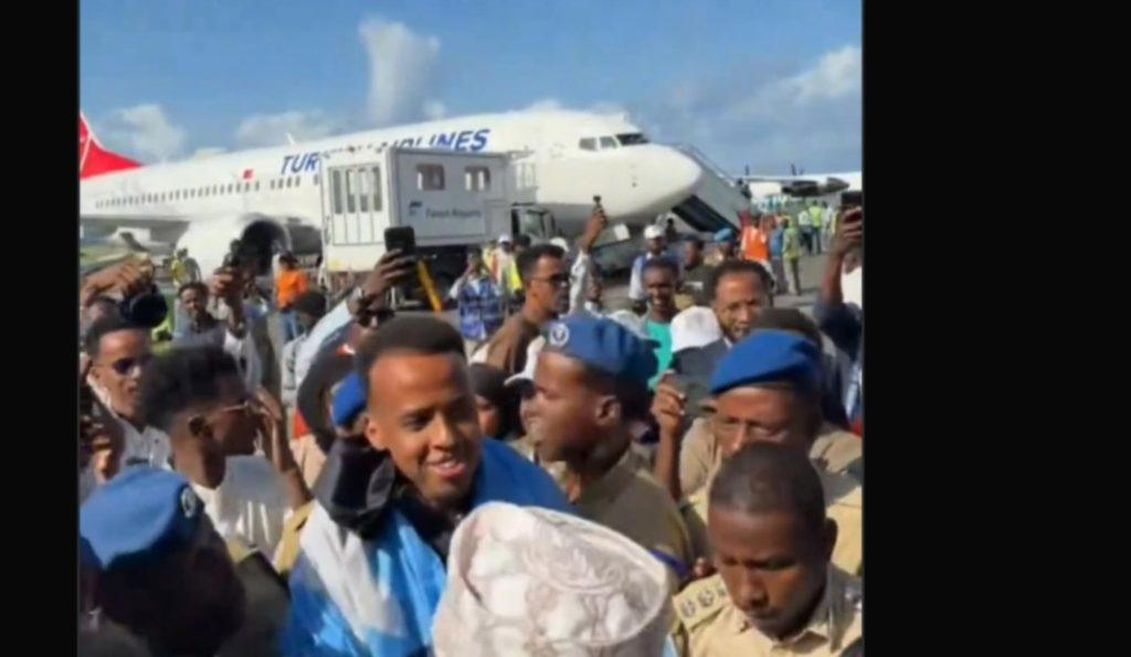 Somali referee Omar Artan received a warm welcome upon his return to Somalia after being denied entr...