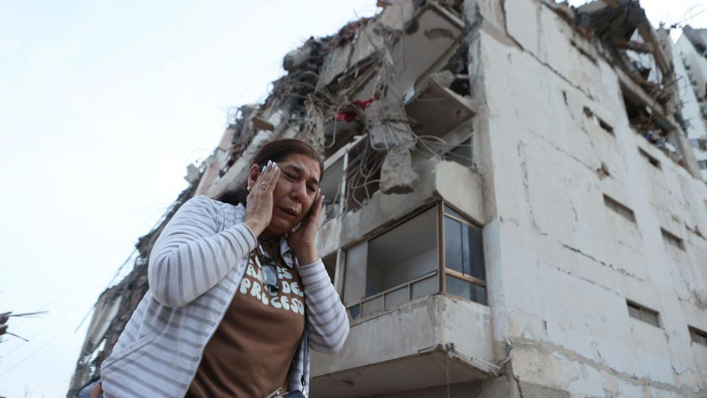 Desperate Venezuelans battled Thursday to rescue loved ones trapped alive beneath the rubble of coll...
