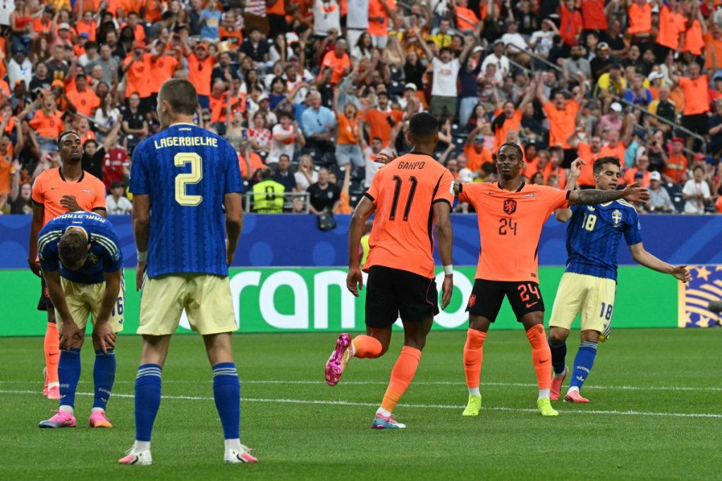 The Netherlands put one foot in the World Cup knockout rounds with a stylish 5-1 demolition of Swede...