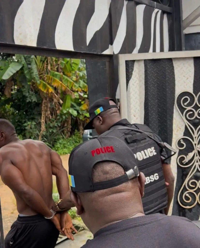 By Olasunkanmi Akoni
Operatives of the Violent Crimes Response Unit (VCRU) of the Abia State Police...