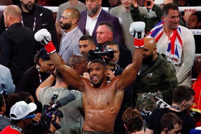 Anthony Joshua recovers from two first-round knockdowns, to knock out Kristian Prenga in the second...