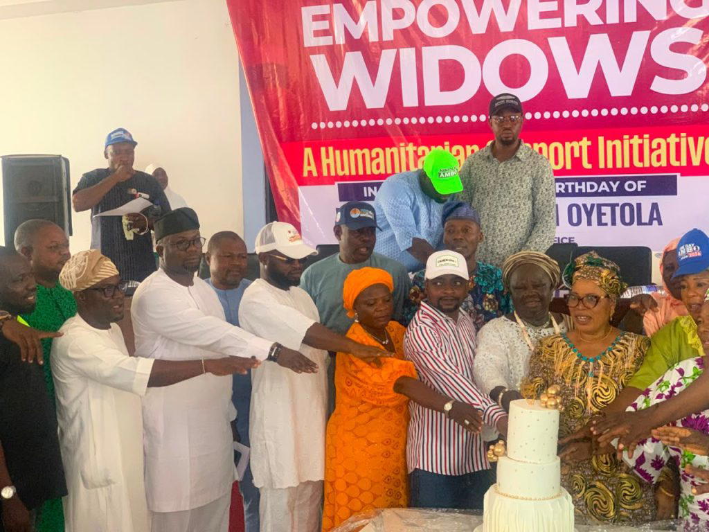 By Shina Abubakar, Osogbo
No fewer than 300 widows and elderly persons in Osun State on Thursday re...