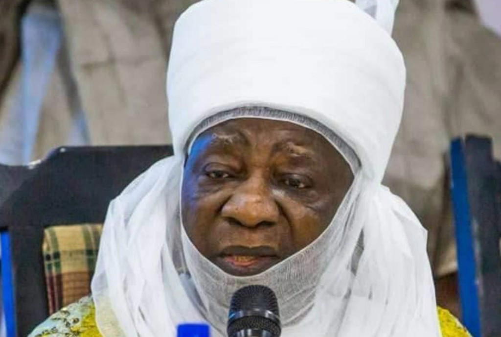 By Demola Akinyemi, ILORIN
The Emir of Ilorin Dr. Ibrahim Sulu-Gambari on Monday offered royal bles...