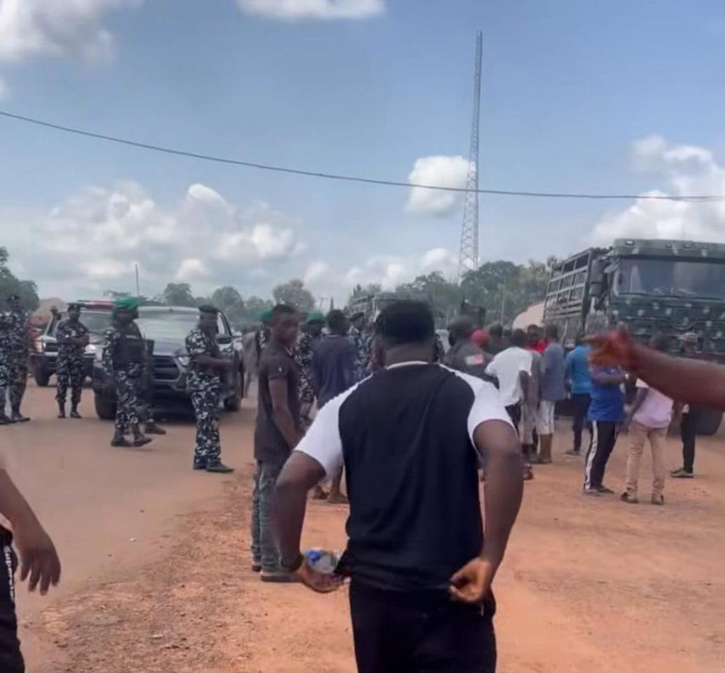 …Youths protest at Och’Idoma’s palace, block roads with corpses, demand action

By Peter Duru, Makur...