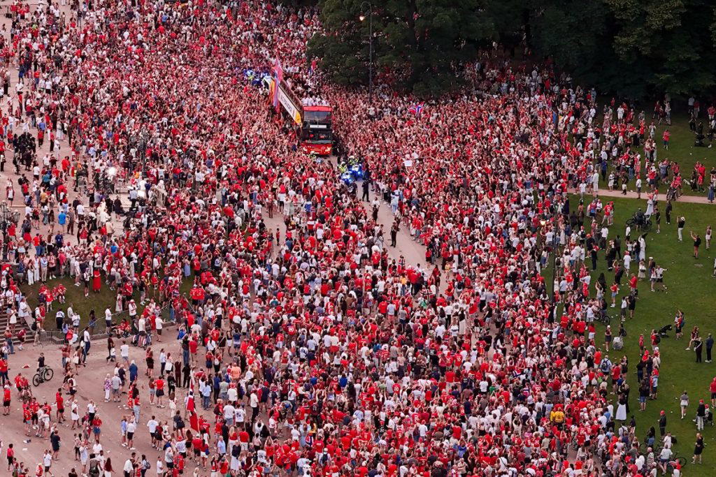 Around 90,000 people welcomed back Norway’s players to Oslo on Monday after they returned home from...