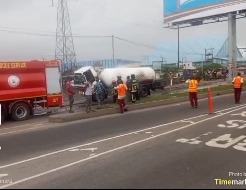 By Olasunkanmi Akoni
Panic erupted on Friday afternoon after a mini gas tanker caught fire along th...