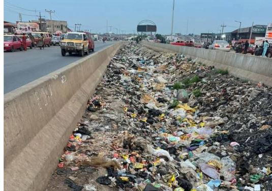 By Dayo Johnson, Rotimi Ojomoyela, James Ogunnnaike & Adeola Badru
Across the South-West, major roa...
