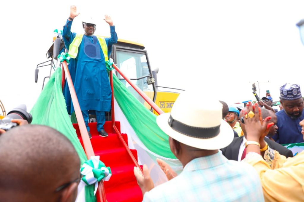 By Omeiza Ajayi
ABUJA: President Bola Tinubu, on Monday flagged off the official construction of th...