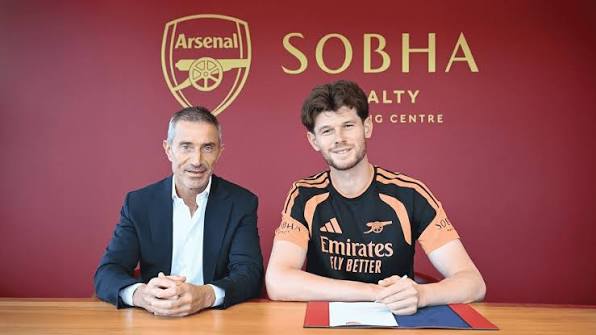 By Adegboyega Adeleye
Premier League champions Arsenal have signed former Leeds United goalkeeper I...