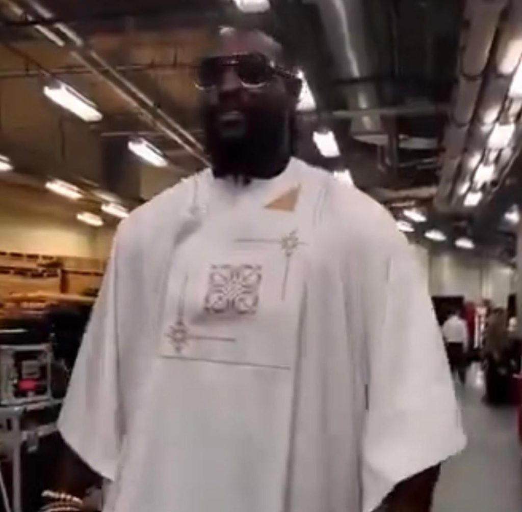 By Enitan Abdultawab
Nigerian WWE superstar Oba Femi made a bold cultural statement on Monday Night...