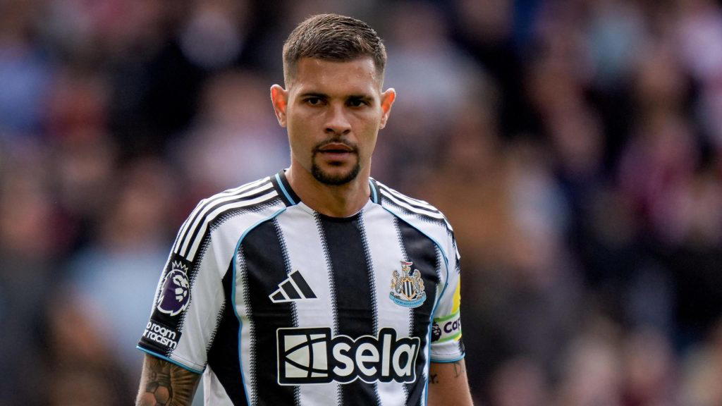 Arsenal have stepped up talks with Newcastle in a bid to sign Brazil midfielder Bruno Guimaraes, acc...