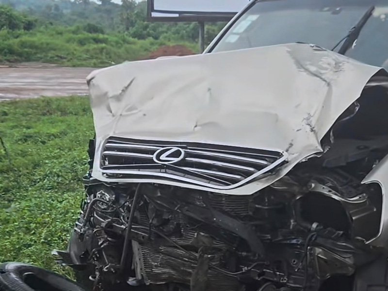 Nollywood actor Ricardo Agbor survives a car crash in Ibadan and shares footage showing extensive da...