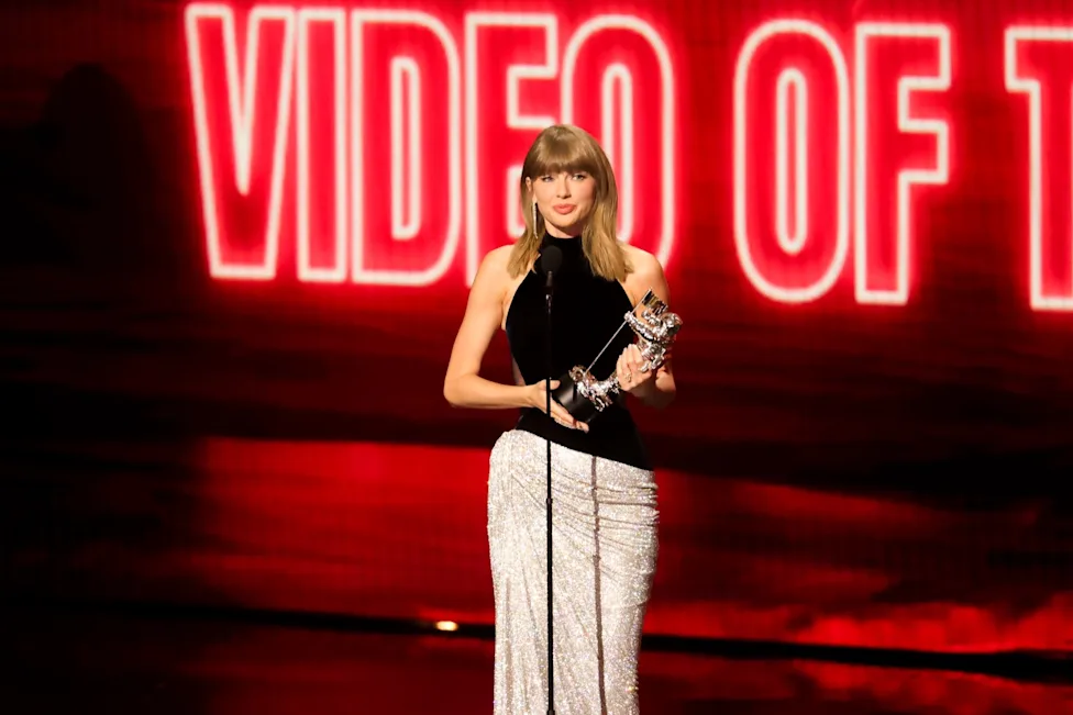 Taylor Swift honours Dolly Parton as “the ultimate showgirl” after winning Video of the Year at MTV...