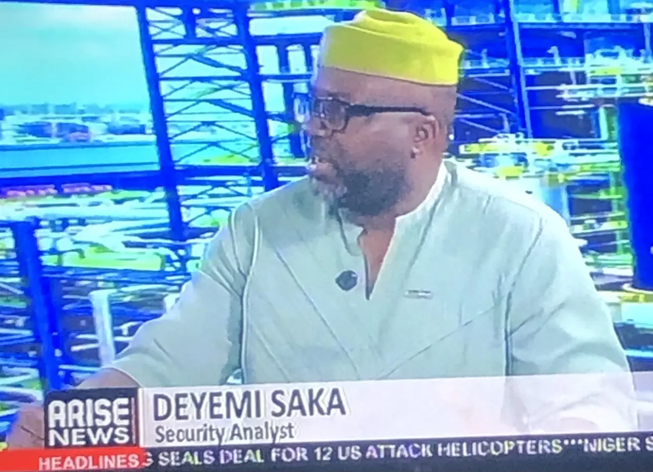 Lekeelekee family, see who @arisenews brought to studio to come and deceive us😆😆SHIOOOR @ojyokpe