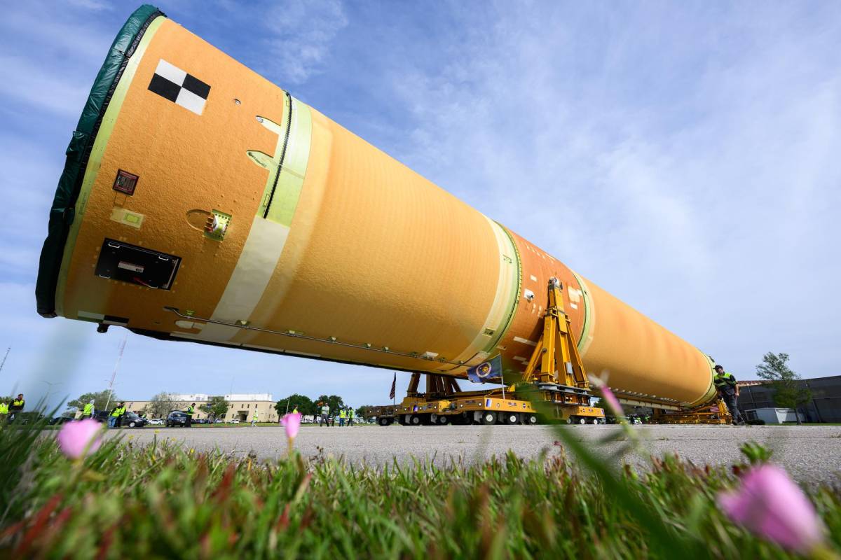 The core stage for the Artemis III rocket has arrived at @NASAKennedy.
Watch teams offload this cru...