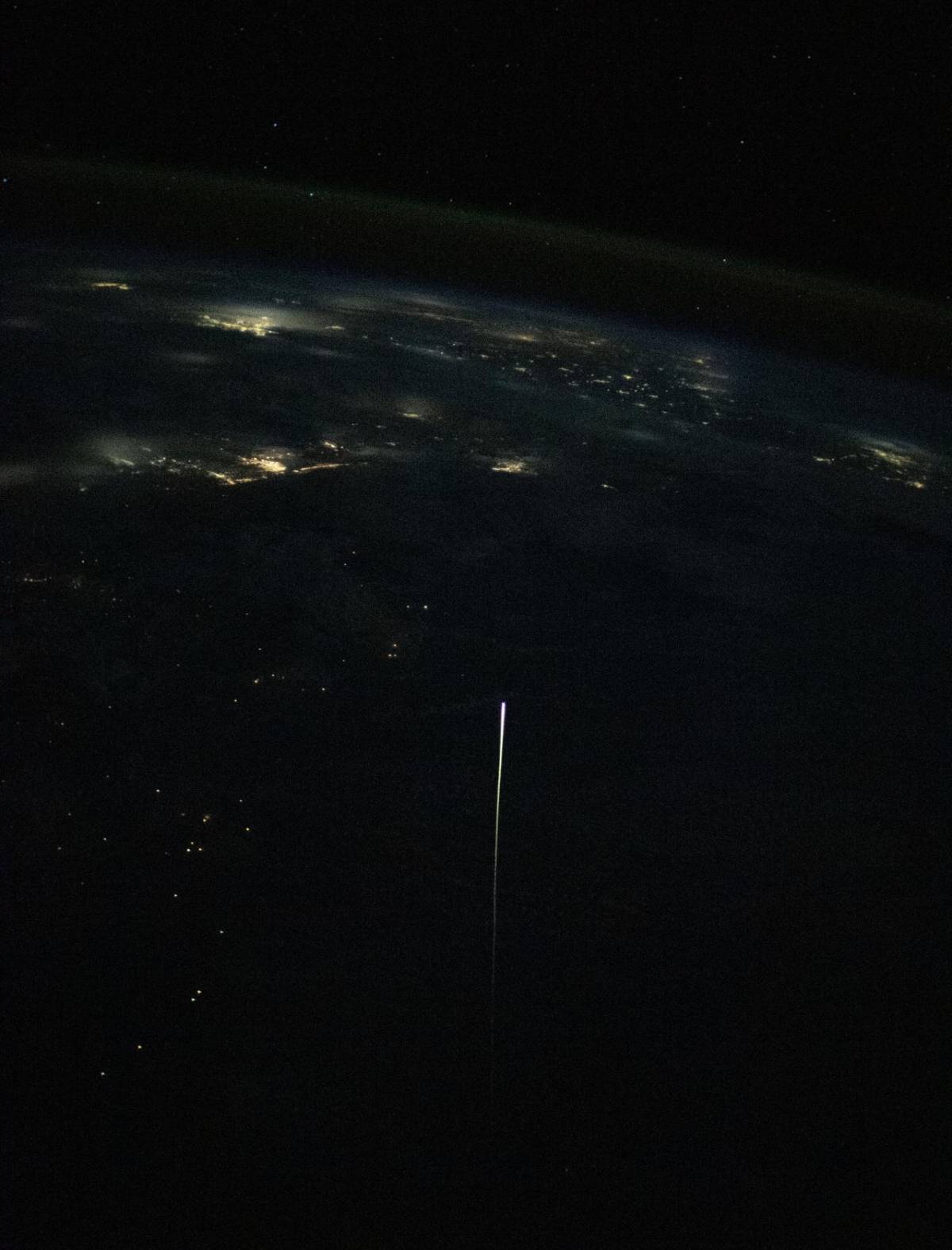 Do you see that tiny glowing streak?
That's the SpaceX Crew Dragon heading back to Earth in the ear...