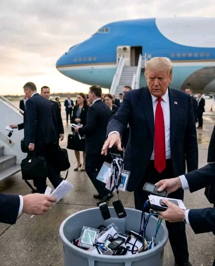 The US delegation throws away all Chinese-issued items before leaving
Before boarding Air Force One...