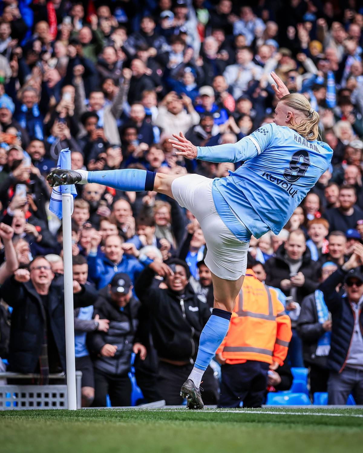 ๐๐๐โจ OFFICIAL: Erling Haaland wins his 3rd Premier League Golden Boot Award.
27 goals this seas...