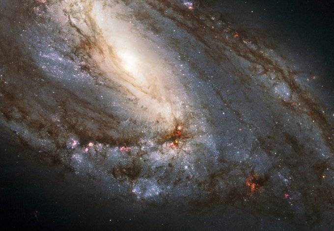 Messier 66 Close-Up: A Stunning Spiral in the Leo TripletImage
Credit: NASA, ESA, Hubble Heritage (...