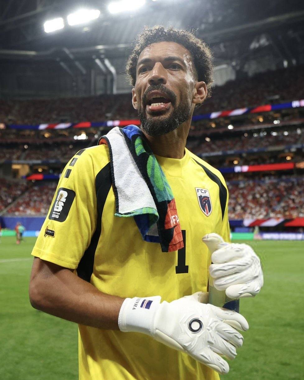ππ¨π» Vozinha, in tears after World Cup debut against Spain with a clean sheet.
β¦and all of this, at...