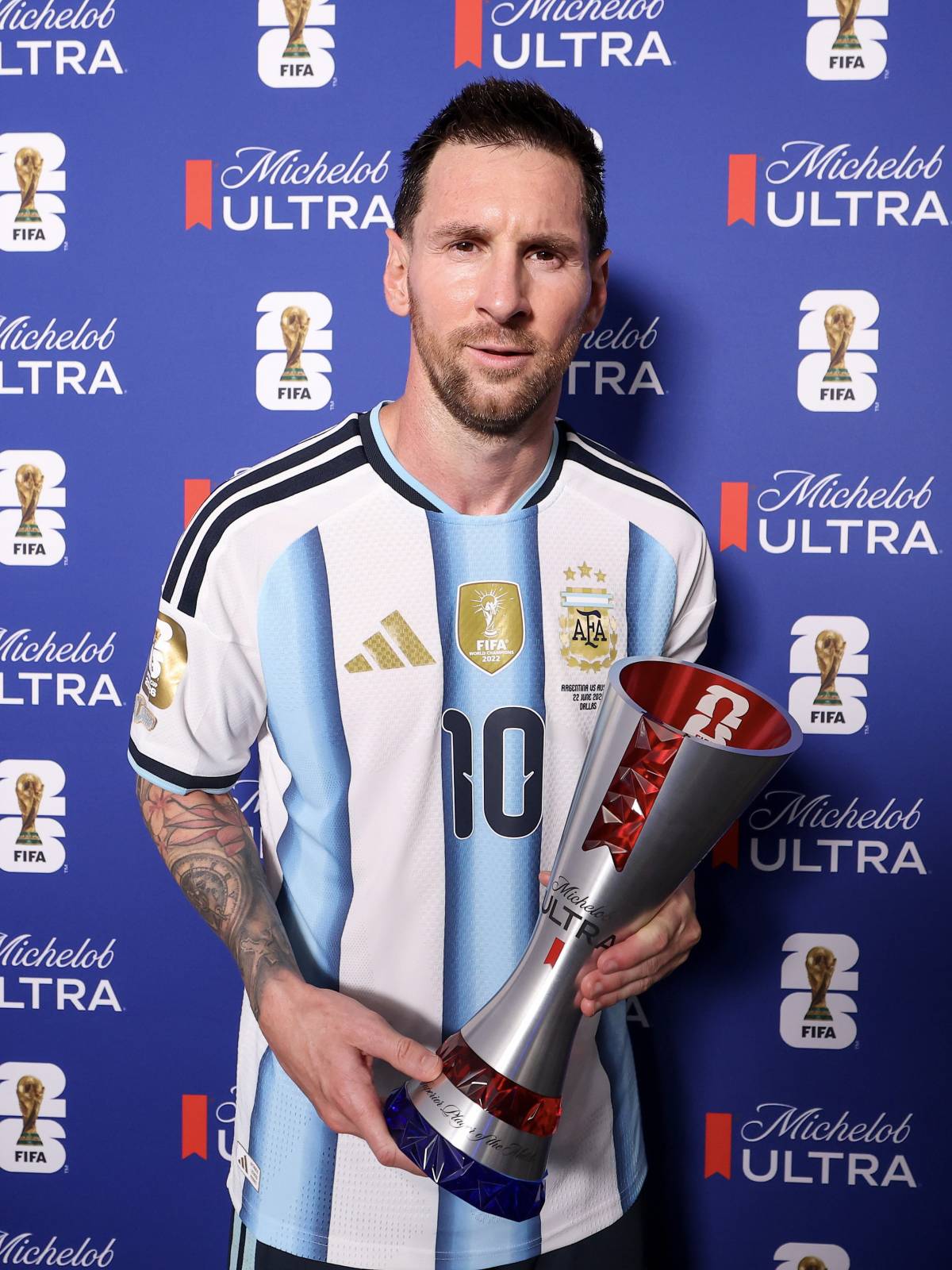 ๐ฆ๐ท๐ซฑ๐ปโ๐ซฒ๐ผ Lionel Messi here collecting his second Man of the Match Award in two games.