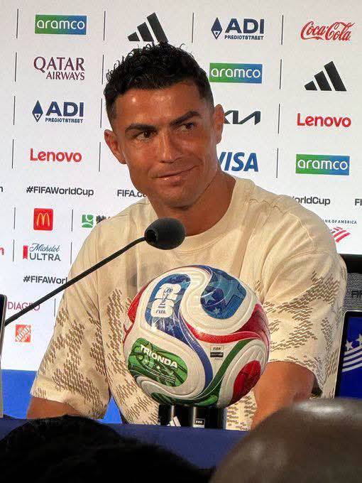 🚨 Cristiano laughing: “Give the microphone to that guy in front of you, the one who doesn't love me...