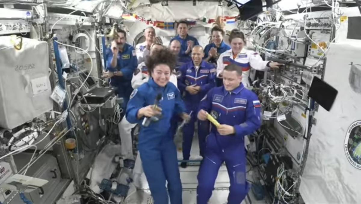 Change of command: Complete.
@Astro_Jessica is now commander of the International @Space_Station a...