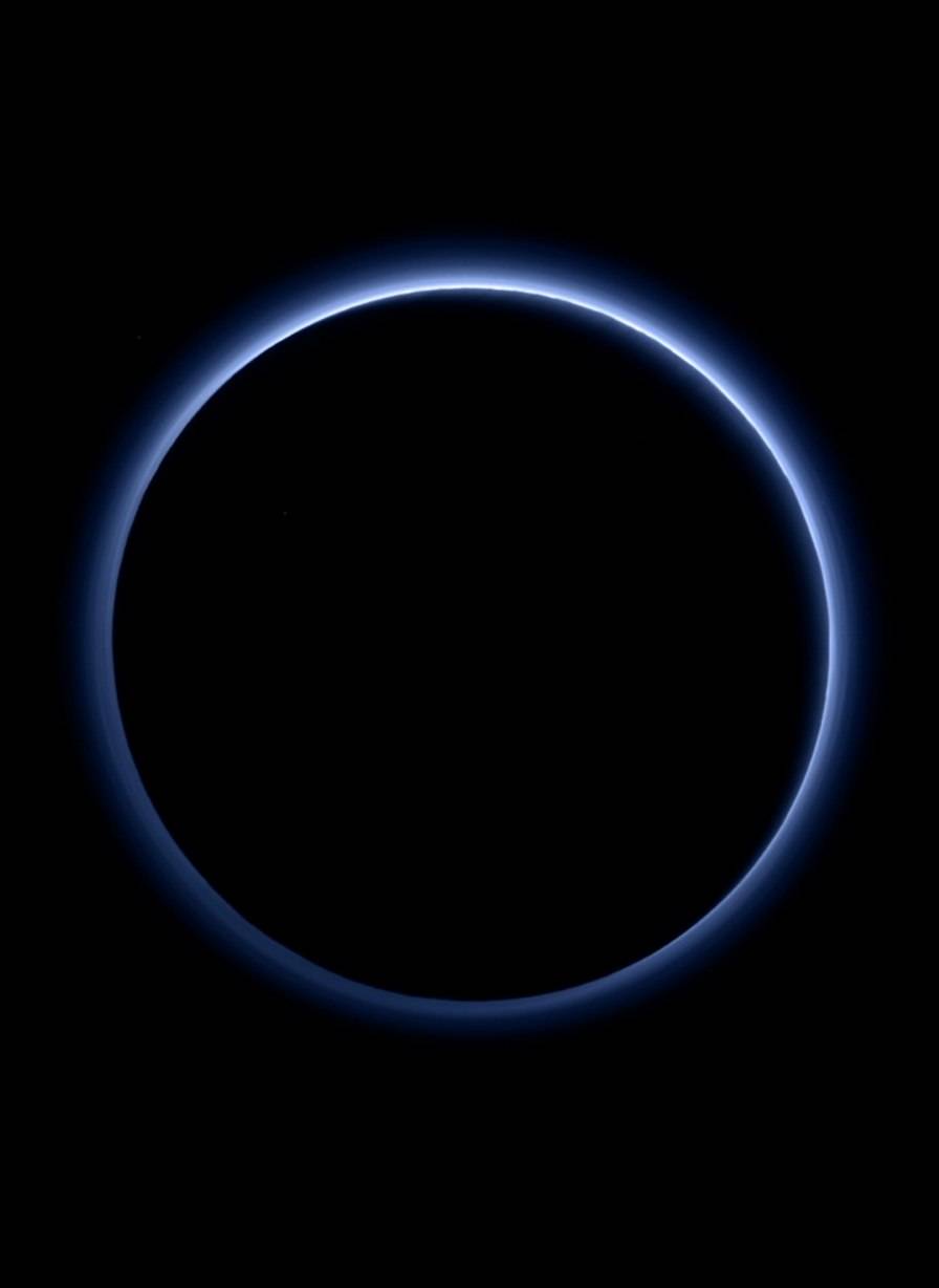 🌚 A blue sky… on Pluto!
In this image from the *New Horizons* spacecraft, we see a thin blue rim—a...