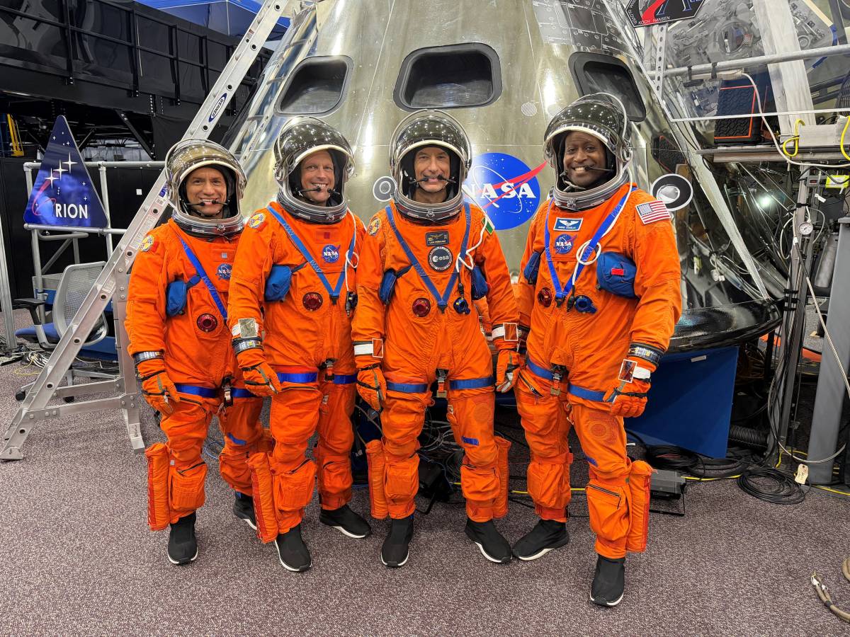 Suit up. Artemis III is getting real. ๐๐
Todayโs suited training session prepares the crew for th...