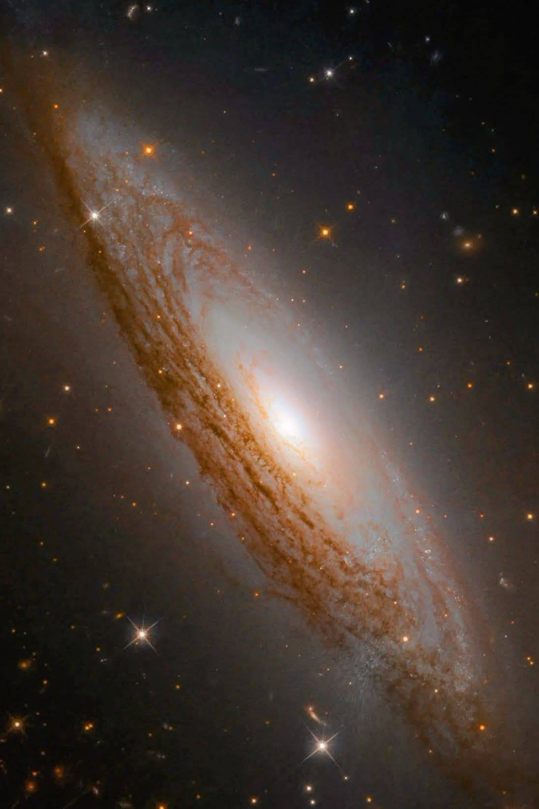 How can a black hole outshine billions of stars?
Gaze into this stunning Hubble portrait of the spi...