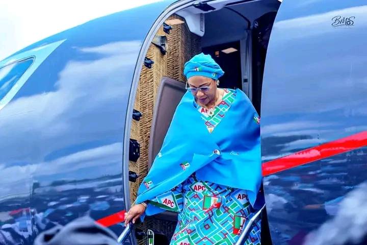 BREAKING: Nigeria's First Lady, Oluremi Tinubu aka "Iya Alakara" Touches Down Kogi to Commission Pro...