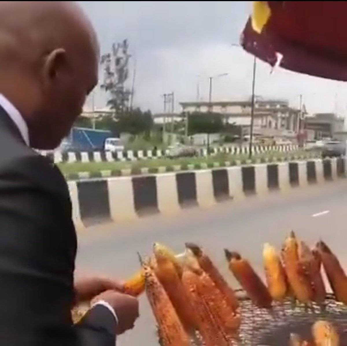 Tonu elumelu was spotted in the streets of Lagos buying corn... I feel he is trying to grace the que...