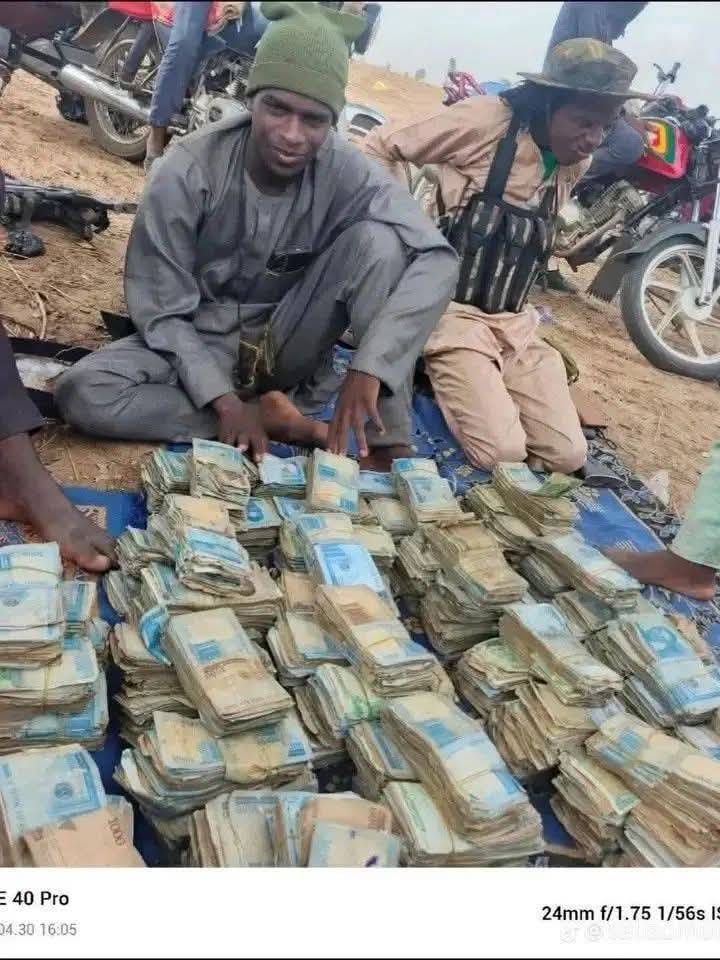#WorldNews
This picture below is our government partners arranging their settlement.
It's well Ni...