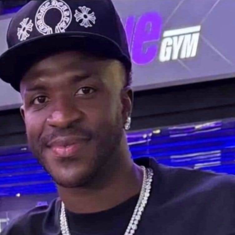 Vinicius new look after going through his chin harmonisation surgeryðŸ˜
If this is true,he definitely...