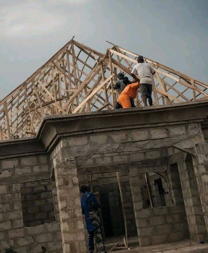 One Allegedly D!€s After Two Workers Engaged In A Fight Fell From A Rooftop
Two workers were invol...