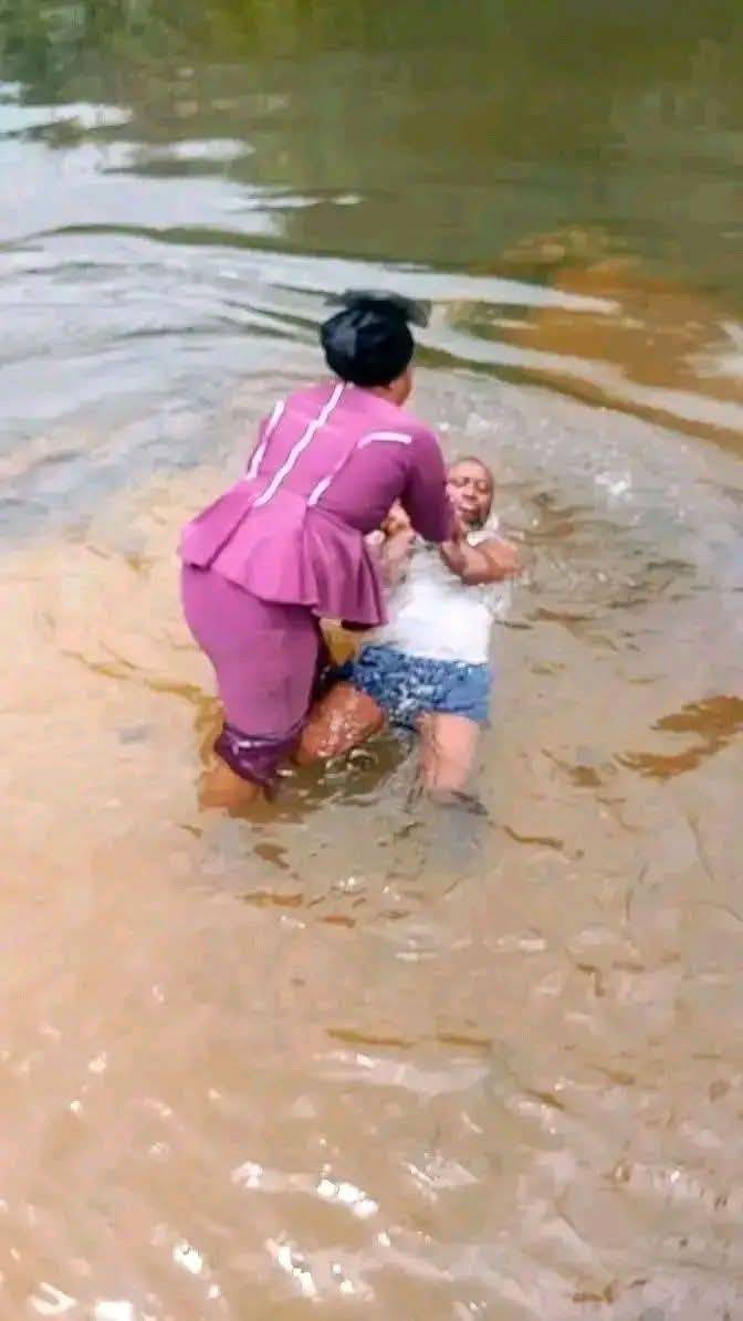 Is it Biblical for a woman to perform baptism?
#LekeeLekee #CAN #Trending #Viral #Pastors