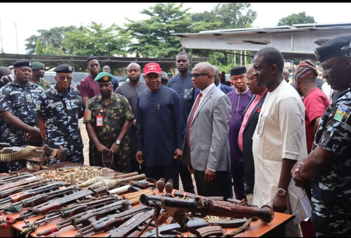 🚨 GOV MBAH LAUDS DSS, ARMY, OTHERS AS HE INSPECTS ARMS CACHE SEIZED FROM IPOB/ESN T£RR∅R!STS 🚨
Go...