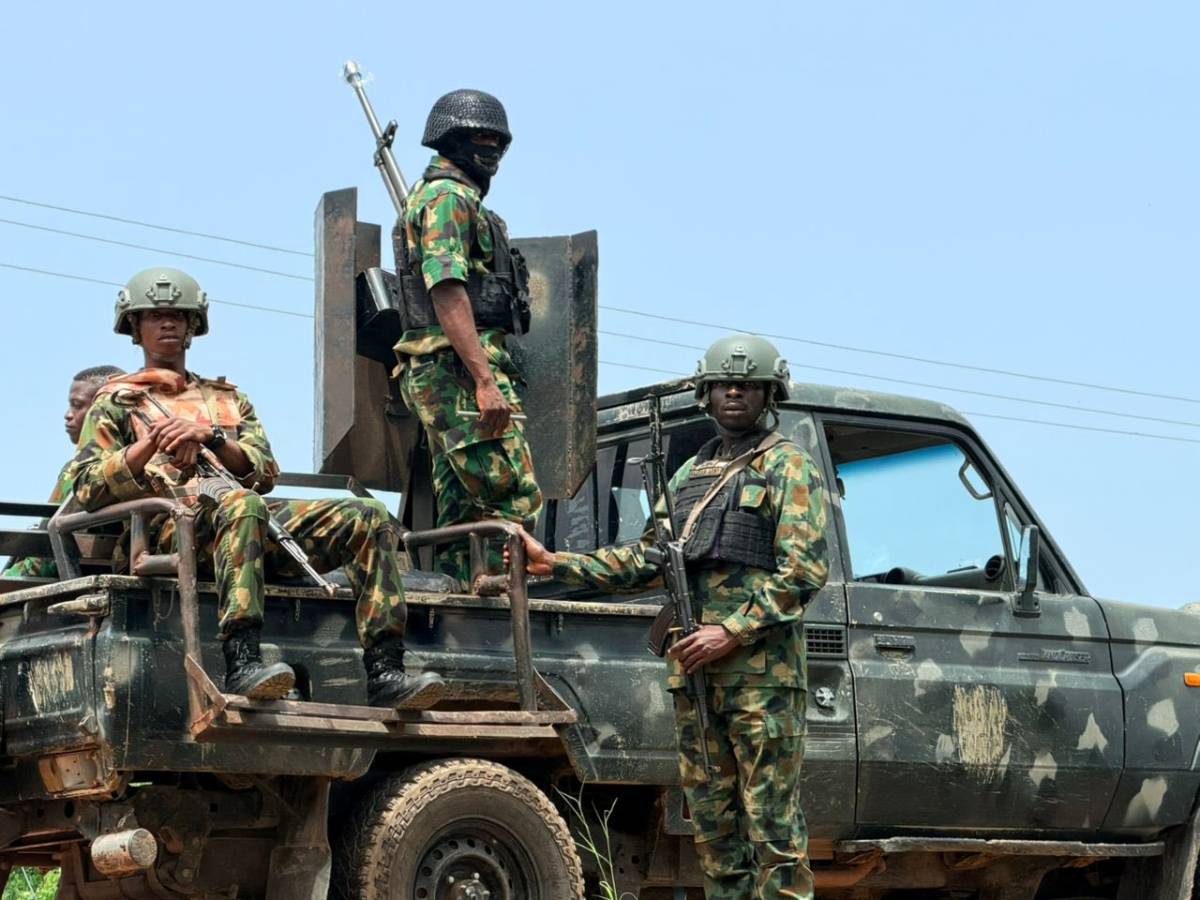 🚨 TROOPS ENGAGE T£RR0R!STS, RECOVER WEAPONS IN KEBBI STATE PATROL 🚨
Troops of the 1 Brigade, Nige...
